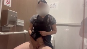 個人撮影　素人　熟女　おしっこしたらオナニーしたくなった　公衆トイレ　japan Mature