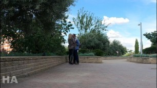 Encuentro Casual En El Parque. un Dia Precioso Una Mujer Preciosa.